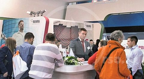 Посетители выставки живо интересуются новинками в системах отопления загородных домов в конструкциях из дерева, кирпича, бетона и каркасных систем и, задача специалистов-монтажников помочь определиться в выборе того или иного производителя.